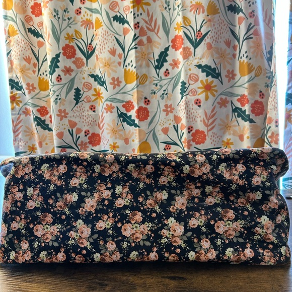 Large Floral Weekend Duffle Bag Black With Large Side Pocket Brown Handles - Picture 3 of 6